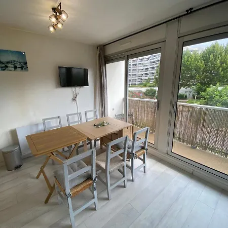 Apartment Avec Terrasse Et Piscine A 100m De La A Motte - Fr-1-716-56 *